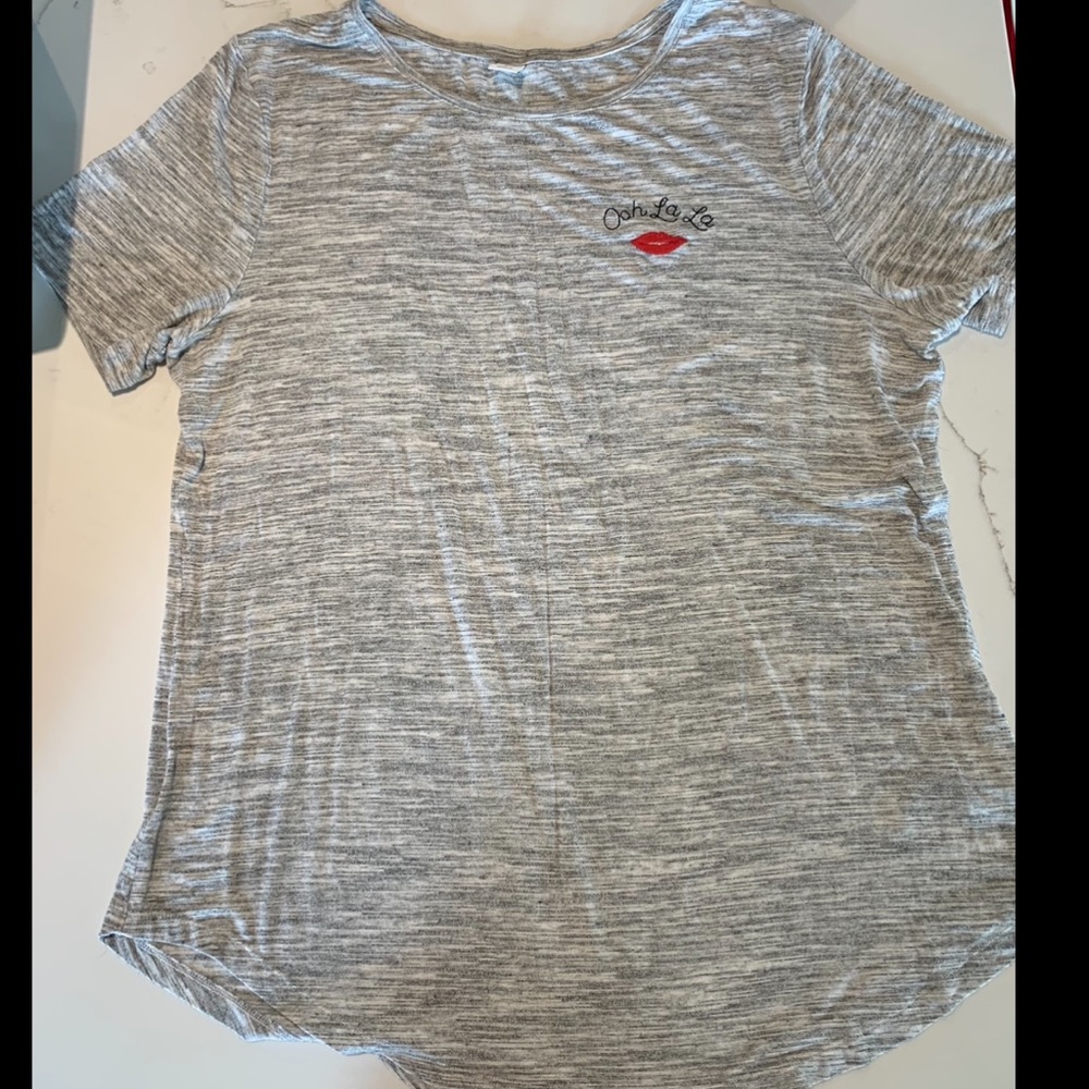 Old Navy Tee “Ooh La La” 🏷️ Donating soon, make an offer!